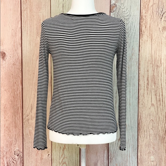🌸3/$25 5/$35 SALE🌸 Women’s Black and White Striped Scoop Neck Long Sleeve Tee - Picture 5 of 9